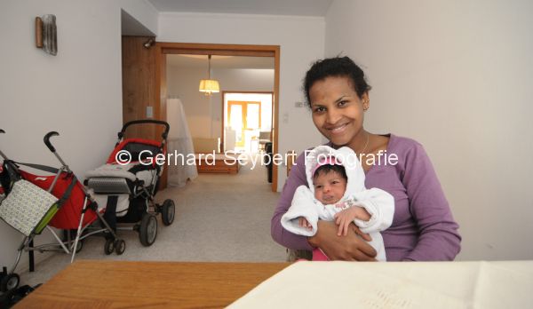 Tesfamariam Abeba aus Eritrea, mit Baby Naomi in Straelen